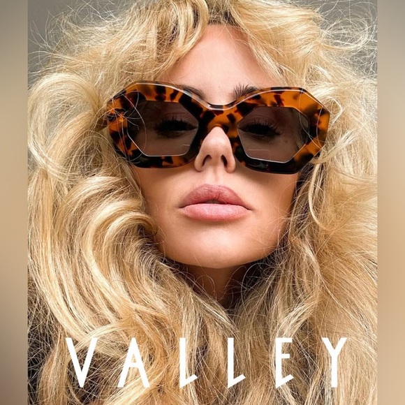 Valley OPERA Sunglasses - black/tort, gold hardware & black gradient lenses - Picture 2 of 16